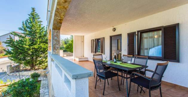 Apartman Željko A4 s bazenom i terasom