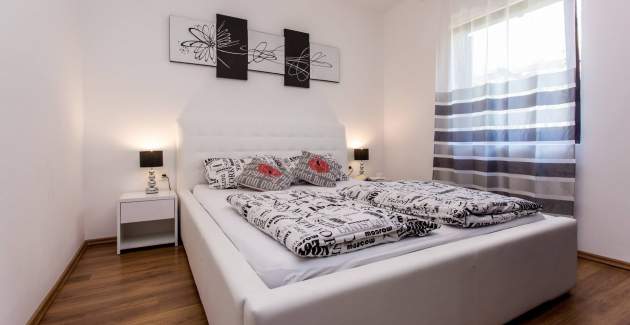 Apartman Željko A4 s bazenom i terasom