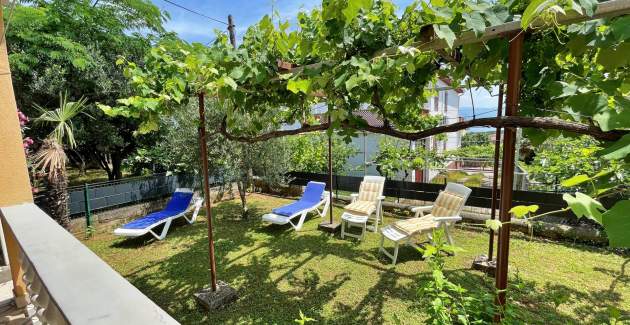 Appartamento Mara A4 – Terrazza e vista giardino