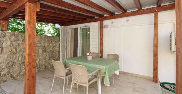 Studio Cugalj – con terrazza coperta, a 300 m dalla spiaggia