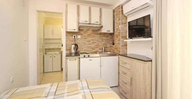 Studio Cugalj – con terrazza coperta, a 300 m dalla spiaggia