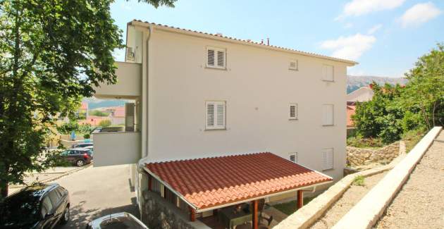 Studio Cugalj – con terrazza coperta, a 300 m dalla spiaggia