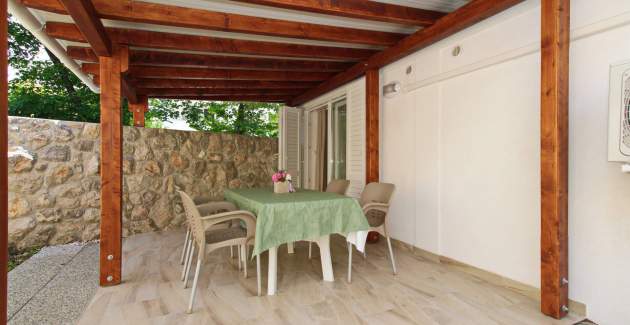 Studio Cugalj – con terrazza coperta, a 300 m dalla spiaggia