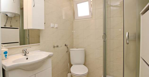 Studio Cugalj – con terrazza coperta, a 300 m dalla spiaggia