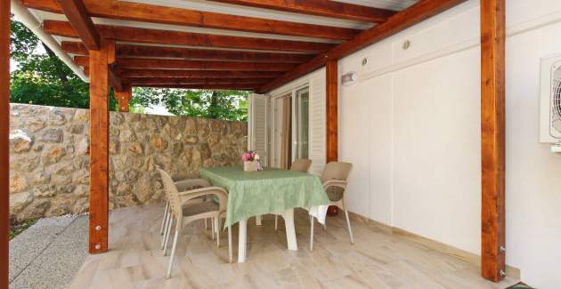 Studio Cugalj – con terrazza coperta, a 300 m dalla spiaggia