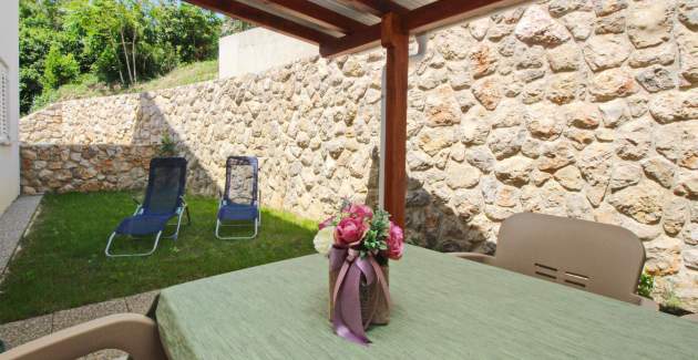 Studio Cugalj – con terrazza coperta, a 300 m dalla spiaggia