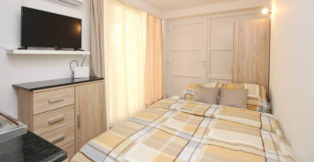 Studio Cugalj – con terrazza coperta, a 300 m dalla spiaggia