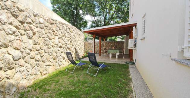 Studio Cugalj – con terrazza coperta, a 300 m dalla spiaggia