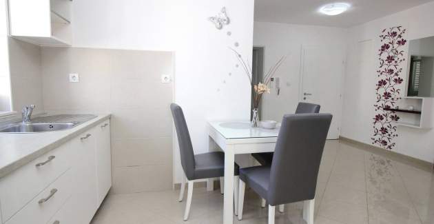 Appartamento Gorica 1 n.4 – con piscina, a 200 m dalla spiaggia