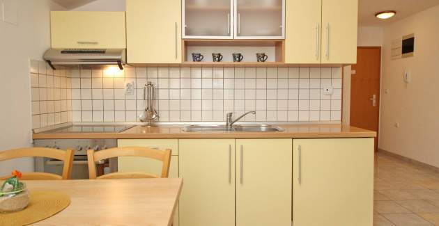 Appartamento Knezevic – con balcone e parcheggio