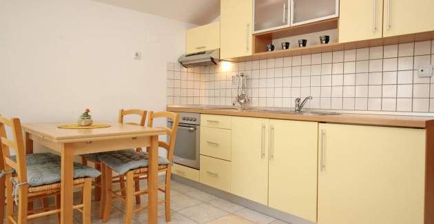 Appartamento Knezevic – con balcone e parcheggio