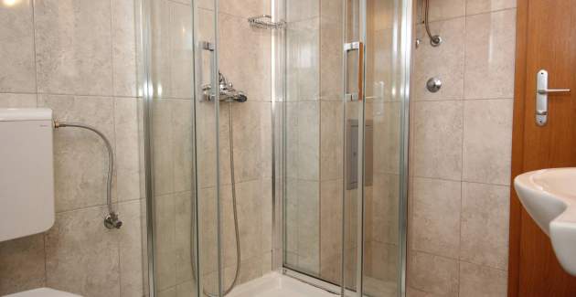 Appartamento Knezevic – con balcone e parcheggio