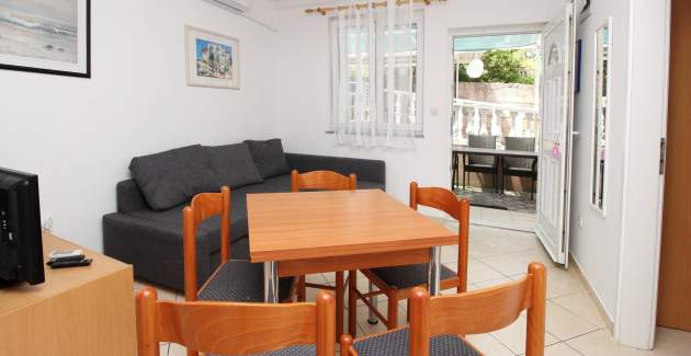 Appartamento Lovinci No.3 – con terrazza, a 200 m dalla spiaggia