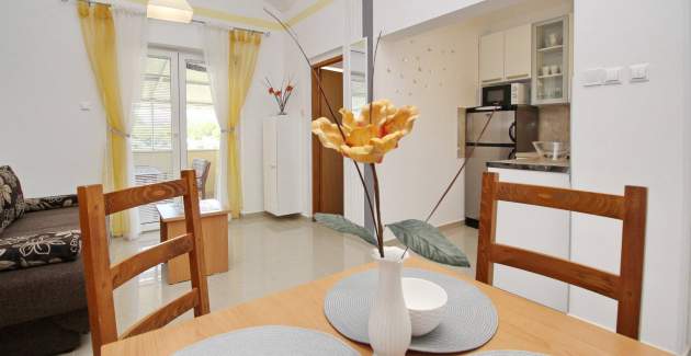 Appartamento Zarok Beach Holiday A4 - vicino alla spiaggia, con balcone