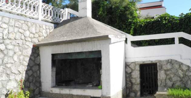 Appartamento Starčević-Filipović con cortile e barbecue, a 150 m dalla spiaggia
