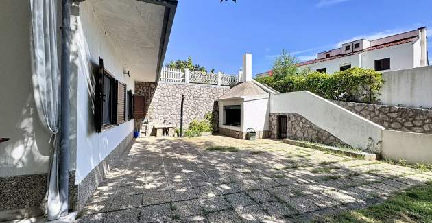 Appartamento Starčević - Filipović con cortile e barbecue, a 150 m dalla spiaggia