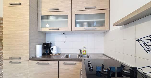 Appartamento Starčević - Filipović con cortile e barbecue, a 150 m dalla spiaggia