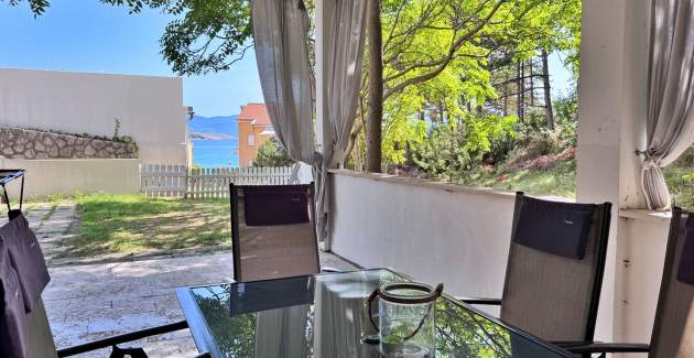 Appartamento Starčević - Filipović con cortile e barbecue, a 150 m dalla spiaggia