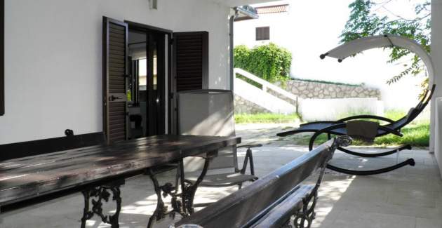 Appartamento Starčević-Filipović con cortile e barbecue, a 150 m dalla spiaggia