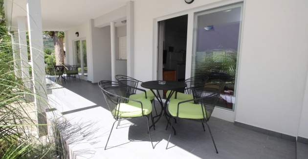 Apartmanski kompleks Villas Corinthia 1 - Vrhunska lokacija, 100m od plaže, okružen zelenilom