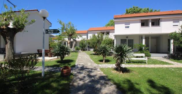 Apartmanski kompleks Villas Corinthia 1 - Vrhunska lokacija, 100m od plaže, okružen zelenilom
