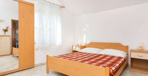Studio Zic br. 2 - bez balkona, 350 m od plaže