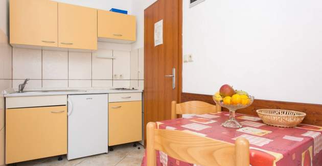 Studio Zic br. 2 - bez balkona, 350 m od plaže