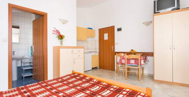 Studio Zic br. 2 - bez balkona, 350 m od plaže