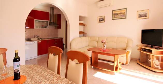 Apartman Lucijana br. 1 – s balkonom, 150 m od plaže