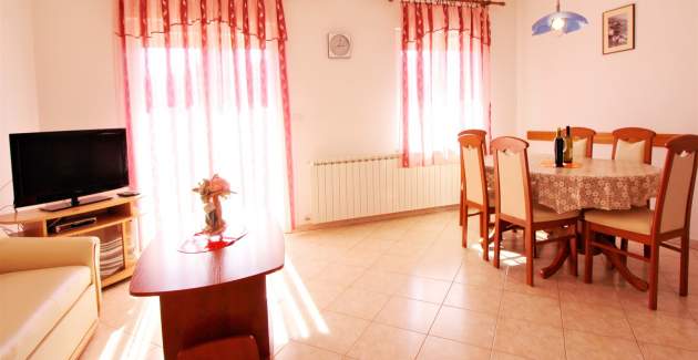 Apartman Lucijana br. 1 – s balkonom, 150 m od plaže