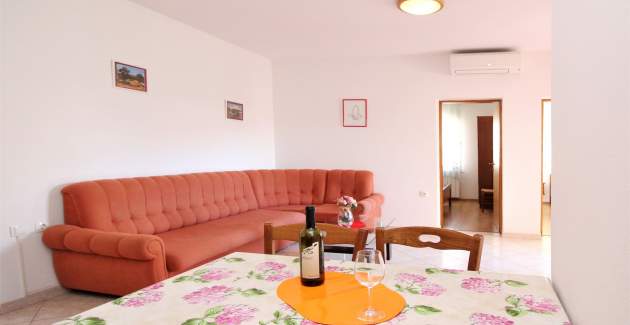 Apartman Lucijana br. 2 – s balkonom, 150 m od plaže