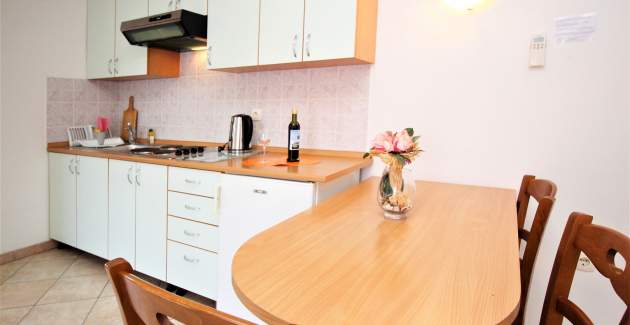 Apartman Lucijana br. 6 – s balkonom, 150 m od plaže