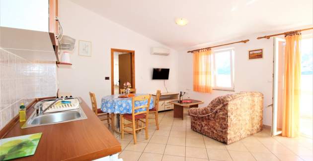 Apartman Lucijana br. 7 – s balkonom, 150 m od plaže