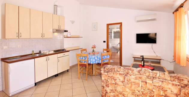 Apartman Lucijana br. 7 – s balkonom, 150 m od plaže