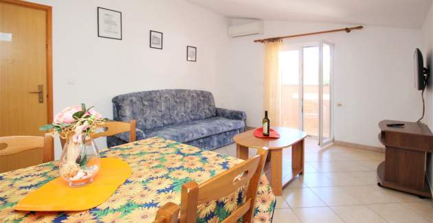 Apartman Lucijana br. 8 – s balkonom, 150 m od plaže