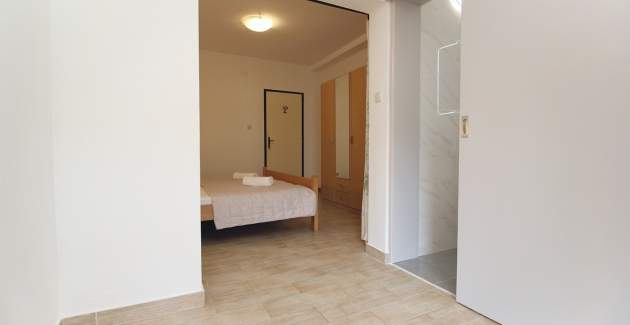 Appartamento Petrica n. 2 - con balcone, situato nel tranquillo villaggio di Jurandvor vicino a Bask