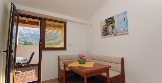 Appartamento Petrica n. 2 - con balcone, situato nel tranquillo villaggio di Jurandvor vicino a Bask