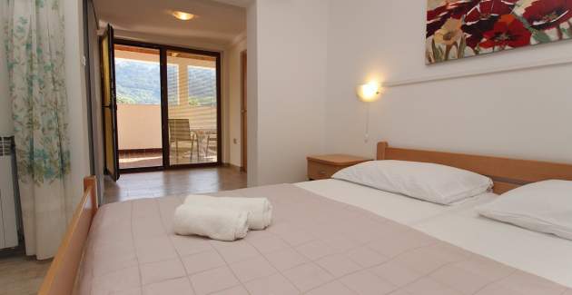 Appartamento Petrica n. 2 - con balcone, situato nel tranquillo villaggio di Jurandvor vicino a Bask
