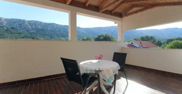 Appartamento Petrica n. 2 - con balcone, situato nel tranquillo villaggio di Jurandvor vicino a Bask