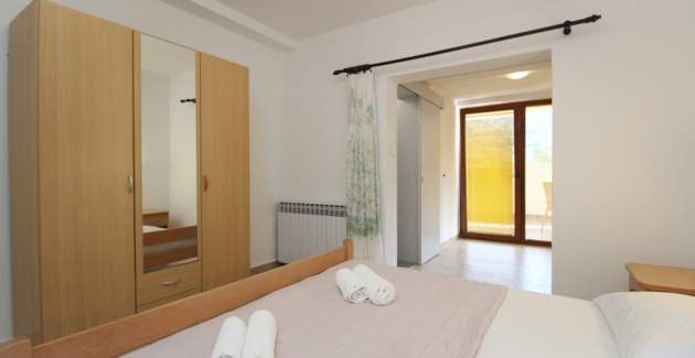 Appartamento Petrica n. 2 - con balcone, situato nel tranquillo villaggio di Jurandvor vicino a Bask