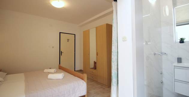 Appartamento Petrica n. 2 - con balcone, situato nel tranquillo villaggio di Jurandvor vicino a Bask