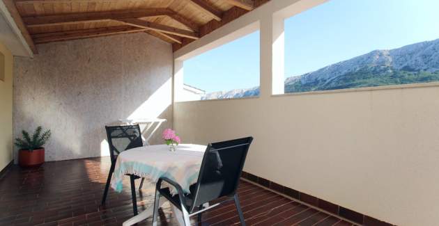 Appartamento Petrica n. 2 - con balcone, situato nel tranquillo villaggio di Jurandvor vicino a Bask