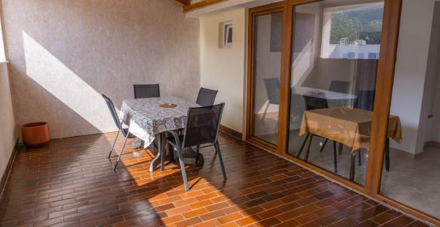 Appartamento Petrica n. 3 - con balcone, situato nel tranquillo villaggio di Jurandvor vicino a Bask