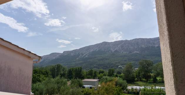 Appartamento Petrica n. 3 - con balcone, situato nel tranquillo villaggio di Jurandvor vicino a Bask