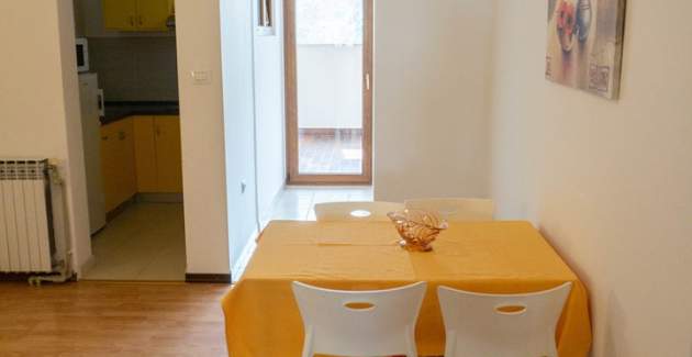 Appartamento Petrica n. 3 - con balcone, situato nel tranquillo villaggio di Jurandvor vicino a Bask