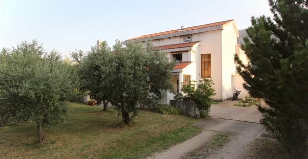 Appartamento Petrica n. 3 - con balcone, situato nel tranquillo villaggio di Jurandvor vicino a Bask