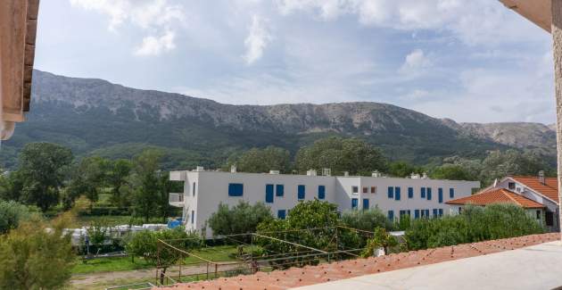 Appartamento Petrica n. 3 - con balcone, situato nel tranquillo villaggio di Jurandvor vicino a Bask