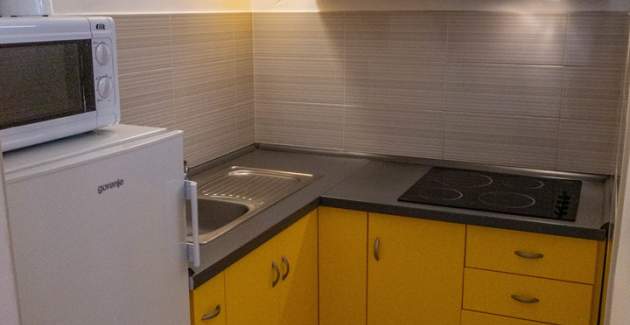 Appartamento Petrica n. 3 - con balcone, situato nel tranquillo villaggio di Jurandvor vicino a Bask