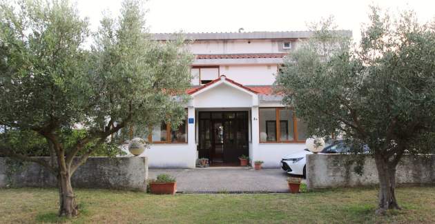 Appartamento Petrica n. 3 - con balcone, situato nel tranquillo villaggio di Jurandvor vicino a Bask