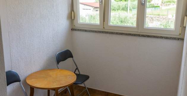 Appartamento Petrica n. 3 - con balcone, situato nel tranquillo villaggio di Jurandvor vicino a Bask